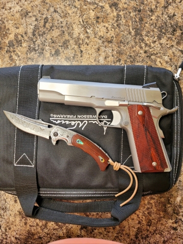 Dan-Wesson-w-knife.jpg